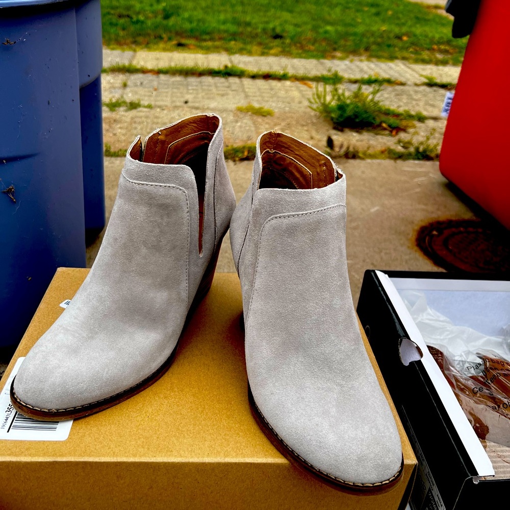 NEVER WORN LUCKY BRAND BOOTIES WEDGE